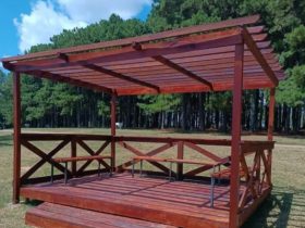 Instalan nuevas pérgolas con decks en el Parque del Lago