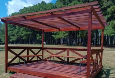 Instalan nuevas pérgolas con decks en el Parque del Lago